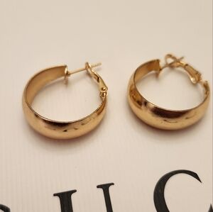 🔷️ Gold Wide Curved Hoop Earrings 1" NWT